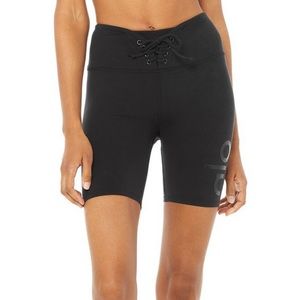 ALO YOGA Yogi Biker Short, Black